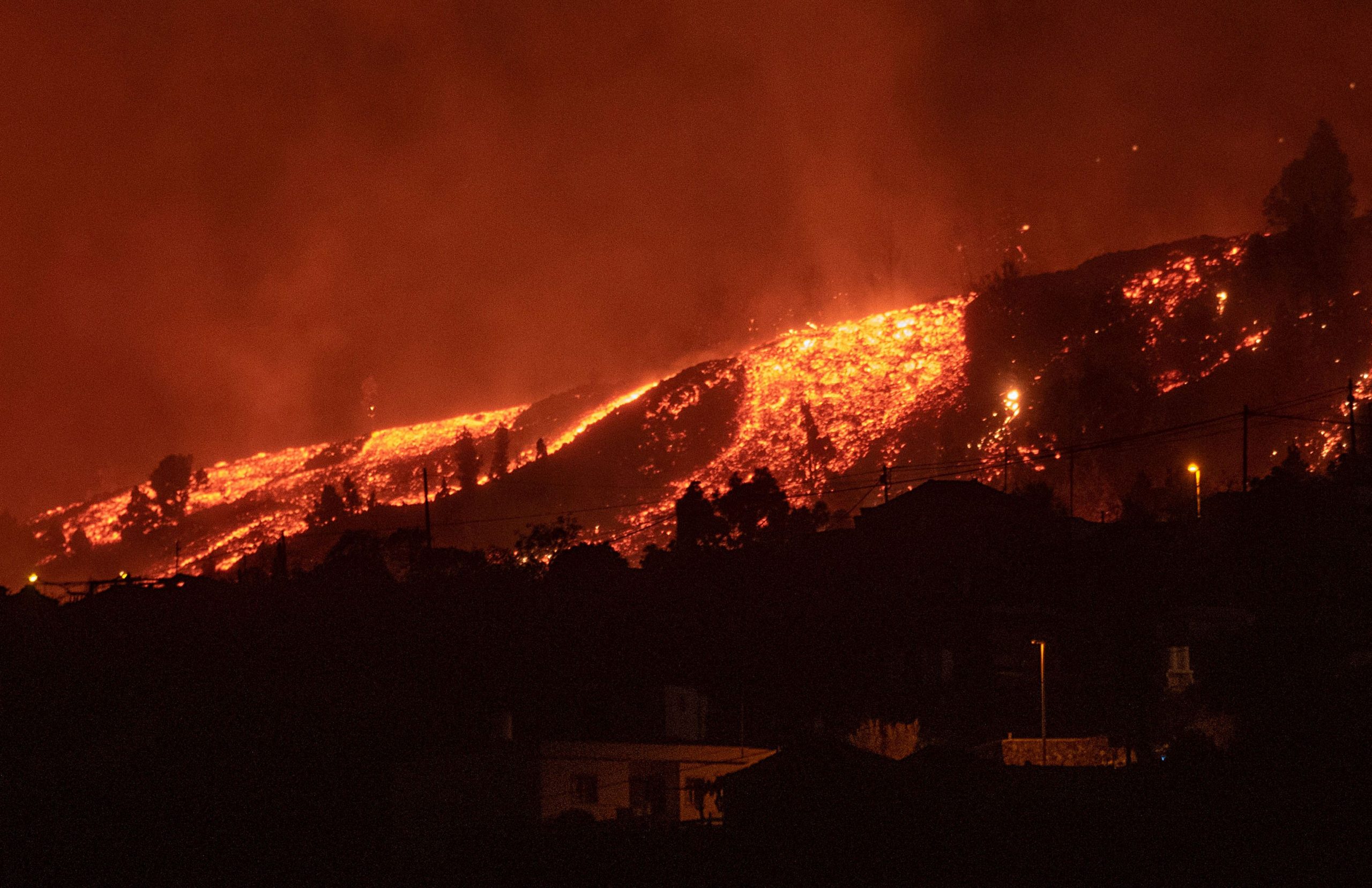  西班牙拉帕马岛火山爆发 近万人疏散