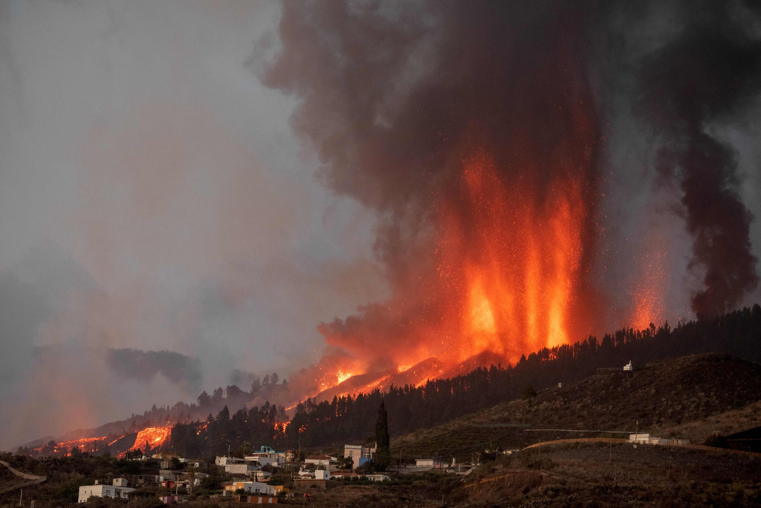  西班牙拉帕马岛火山爆发 近万人疏散