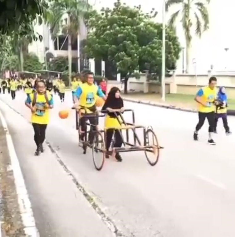 视频 | 感人！老师自制跑步辅助器·陪失明学生参加竞跑