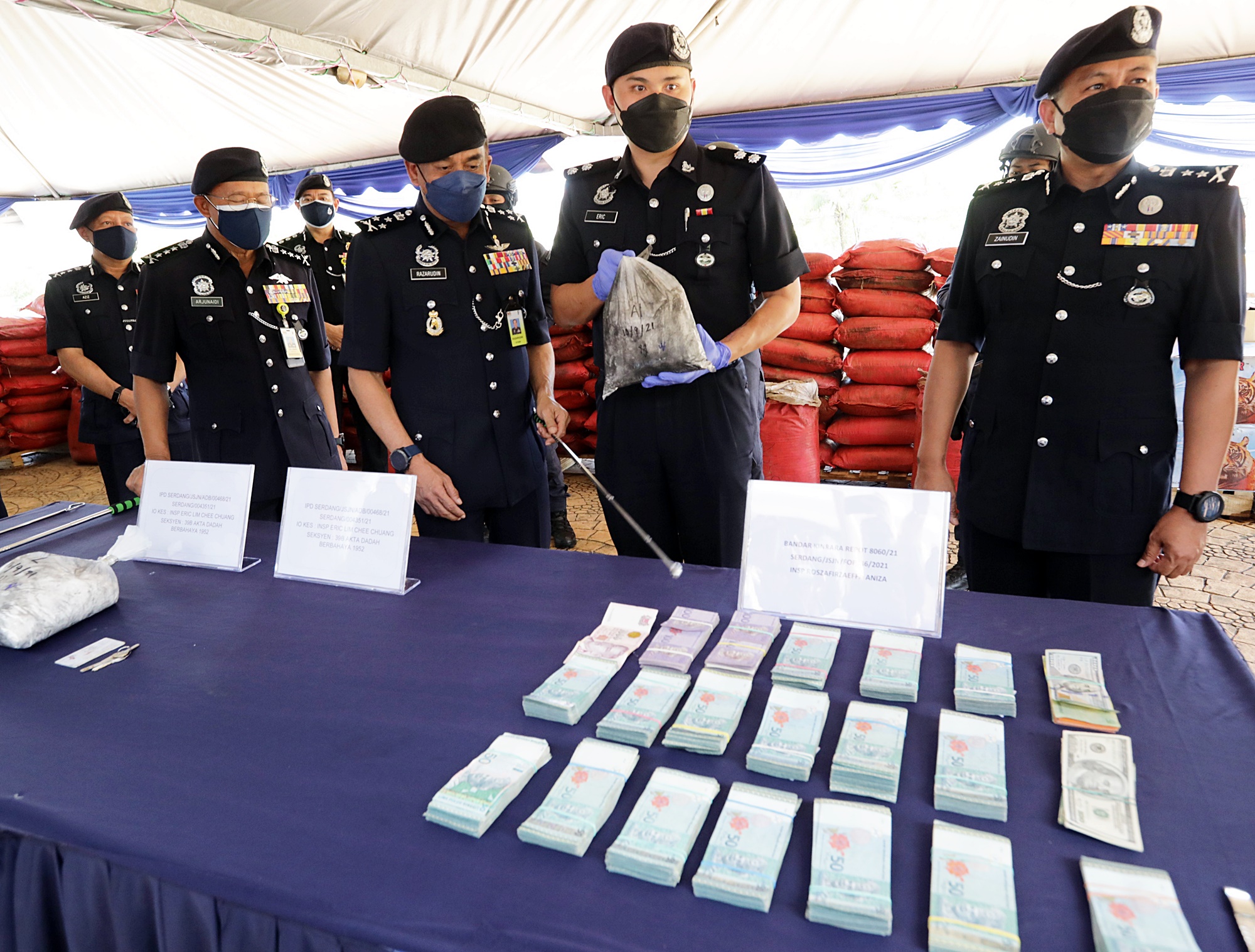 警破贩毒集团，起获5.5吨含毒品原料化学物及4.8公斤可卡因，逮捕7本地及外籍男女助查