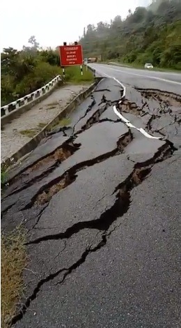 连绵大雨引发道路崩塌 新邦波赖─金马仑蓝谷道路关闭