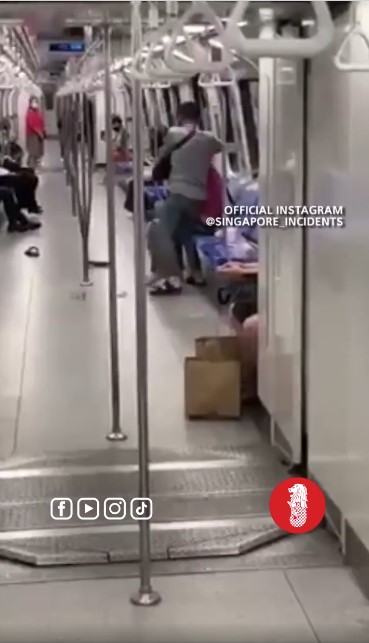 阿叔地铁内“赶”乘客  还与一男子大打出手