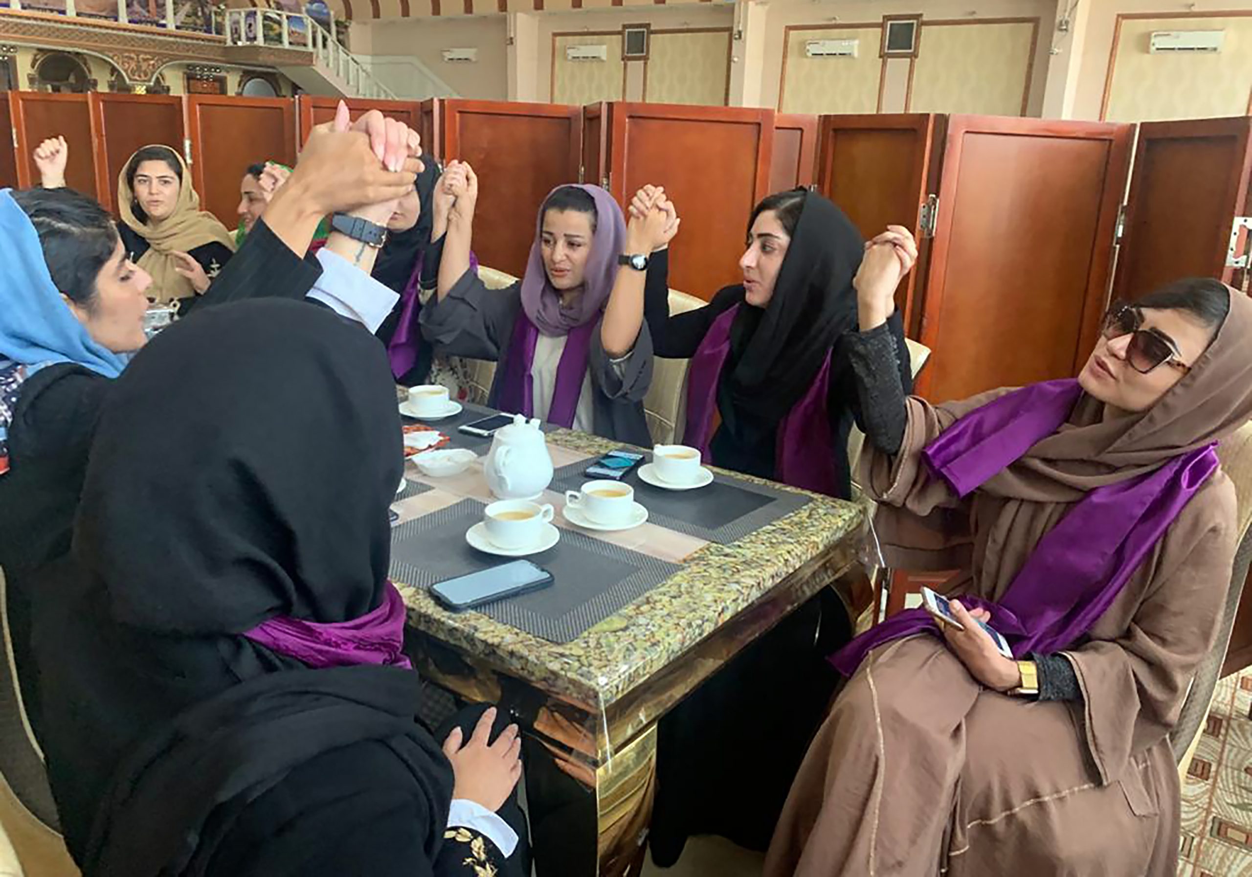 阿富汗女性上街争取平等权利 塔利班特种部队朝空鸣枪驱散