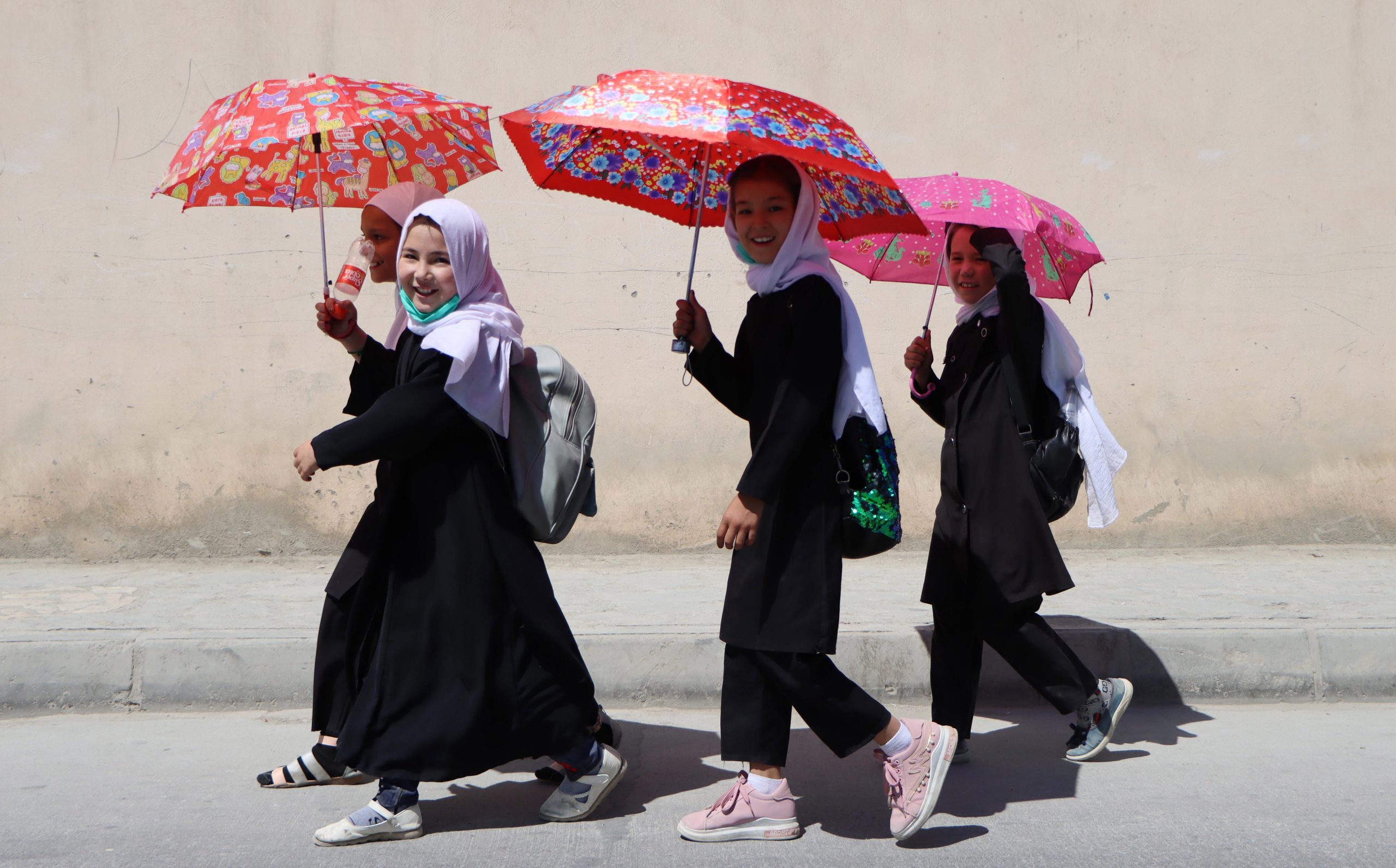 阿富汗私立大学开学　塔利班规定女生须穿长袍面纱上课