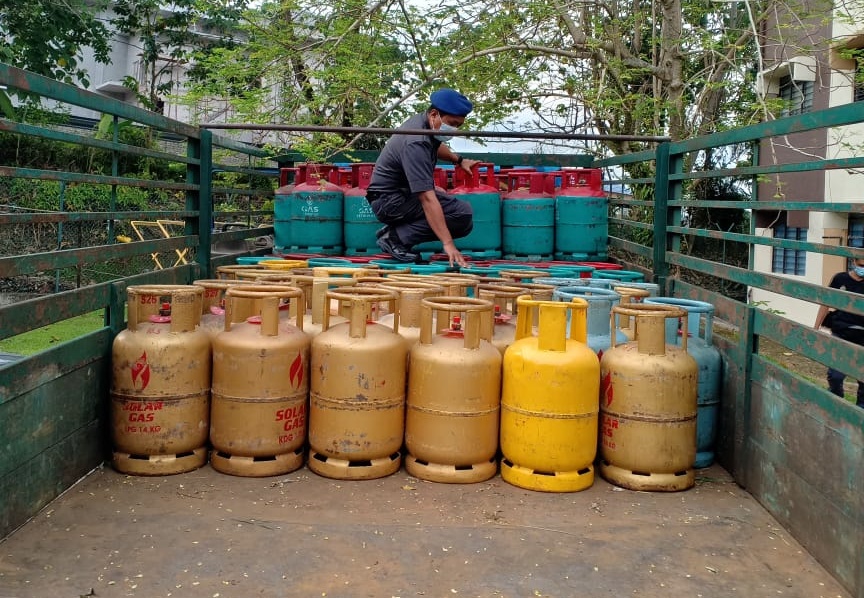 霹州与打巴贸消局 起获90桶非法存放煤气
