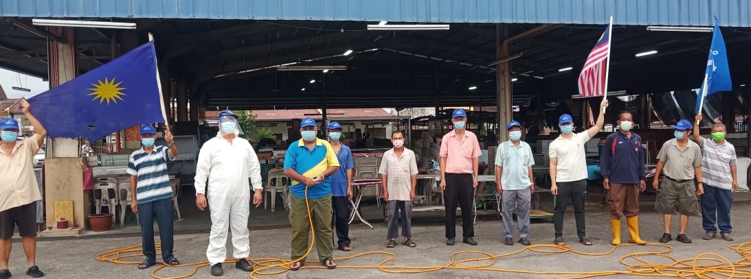 霹：马华打扪区会防疫工作队喷射消毒药水