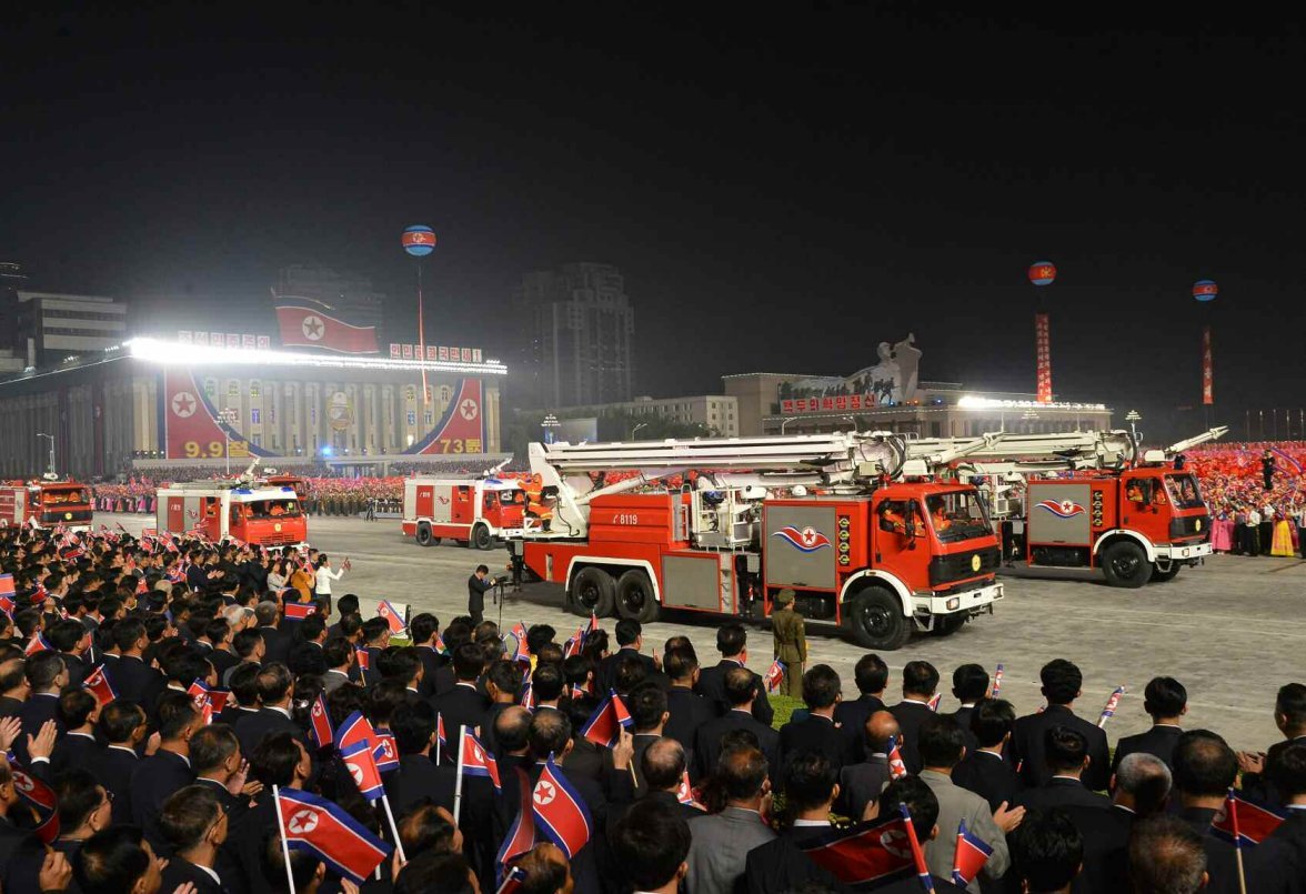 韩国：朝鲜举行夜间阅兵 规模有所缩减