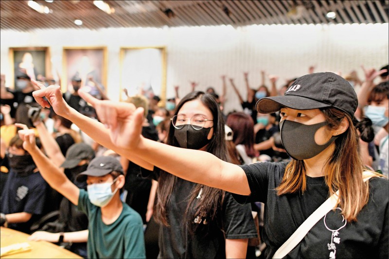 香港／中大五学生被控违《禁蒙面法》全部罪成