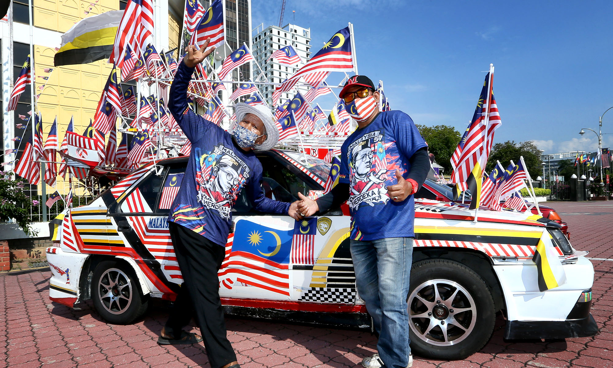 驾著满是国旗的国产车游行 欢庆马来西亚日宣扬爱国精神 