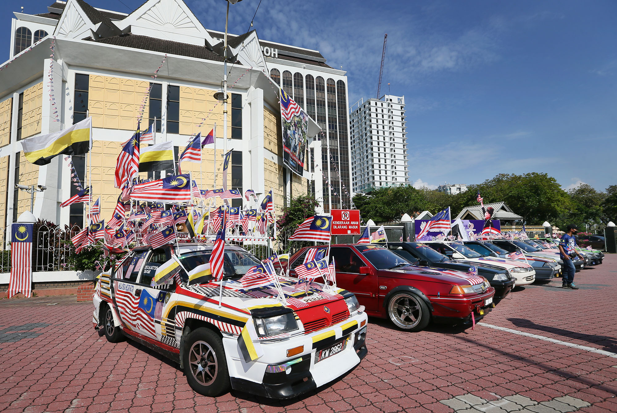 驾著满是国旗的国产车游行 欢庆马来西亚日宣扬爱国精神 