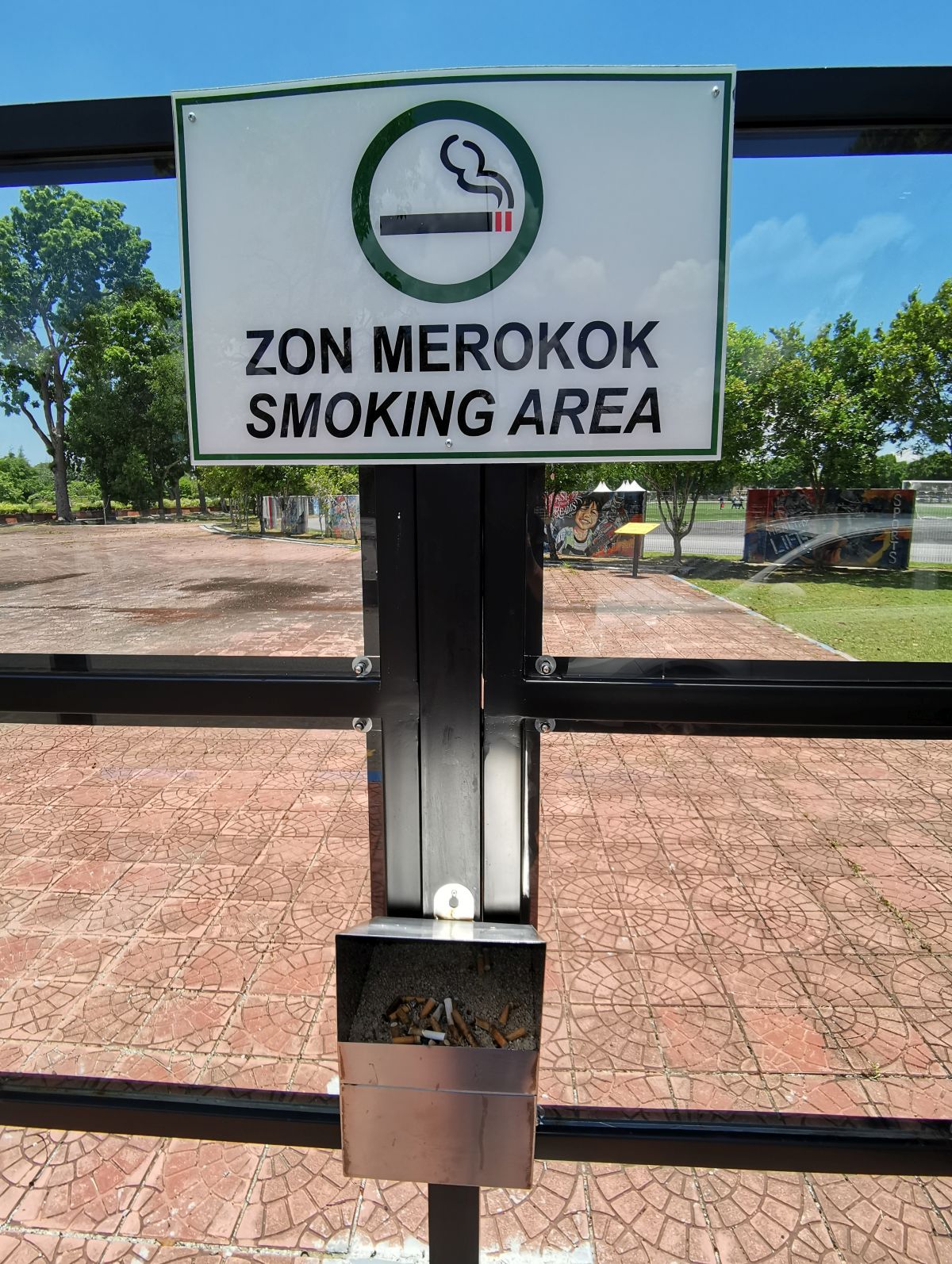 （古城封面主文）市政厅设6吸烟专区·教育烟蒂不落地
