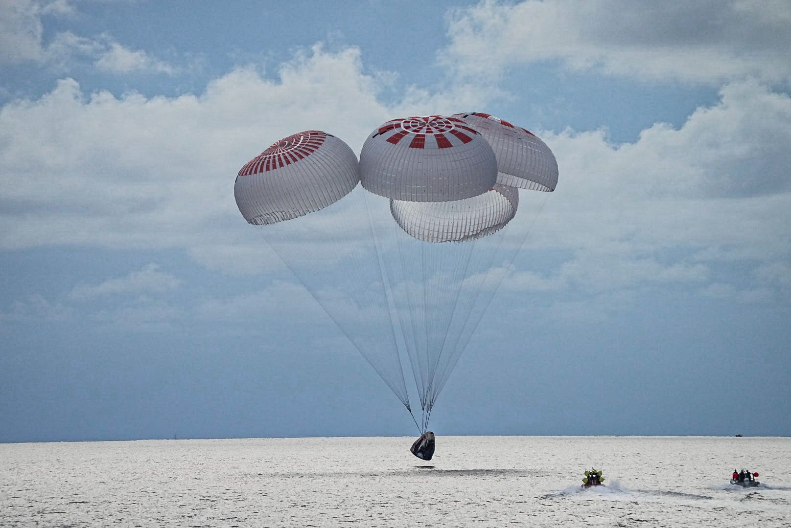 SpaceX首次“全平民”任务完成3日太空旅程　返回地球