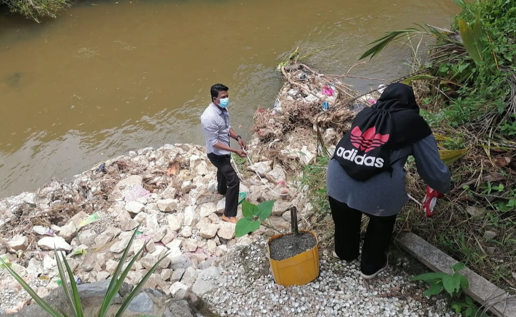 东:水利灌溉局官员到暹猛新村视察崩塌河堤地点及测量，村委会祈尽速维修