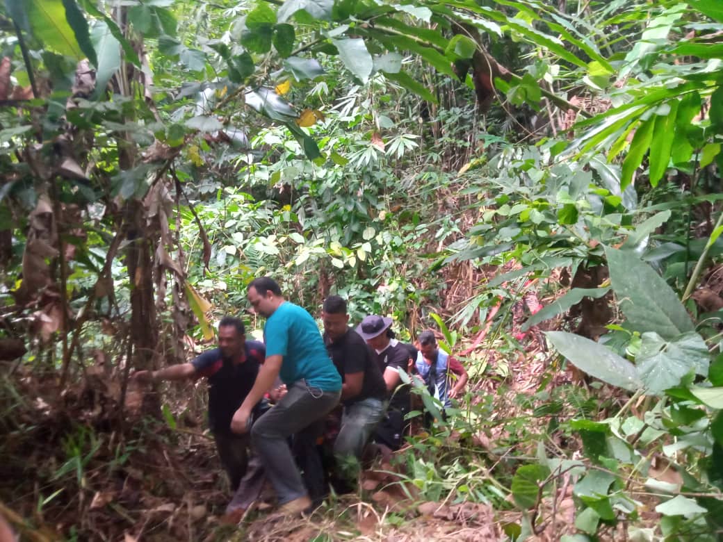 东：一名女子在丹州日里县瓜拉巴拉森林区失去踪影，最后由消拯队安全救出来。