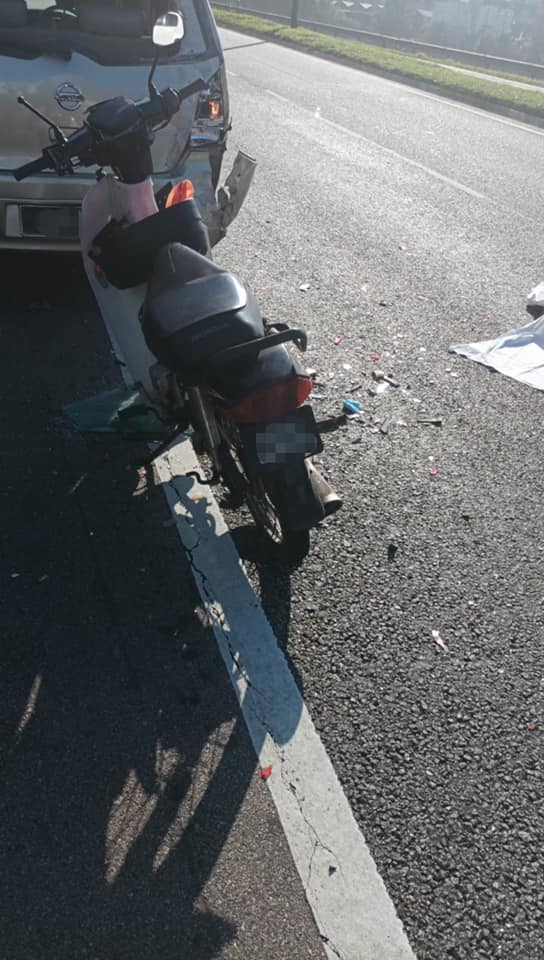东：关丹绕道公路靠近士满慕出口发生轿车与摩托车车祸，造成一人当场毙命。