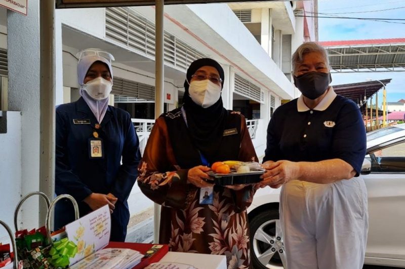 东：吉兰丹慈济志工把素食带入医院，规划了为期21天的素食午餐，分成3个阶段每隔7天连续7天准备100份到医院去。