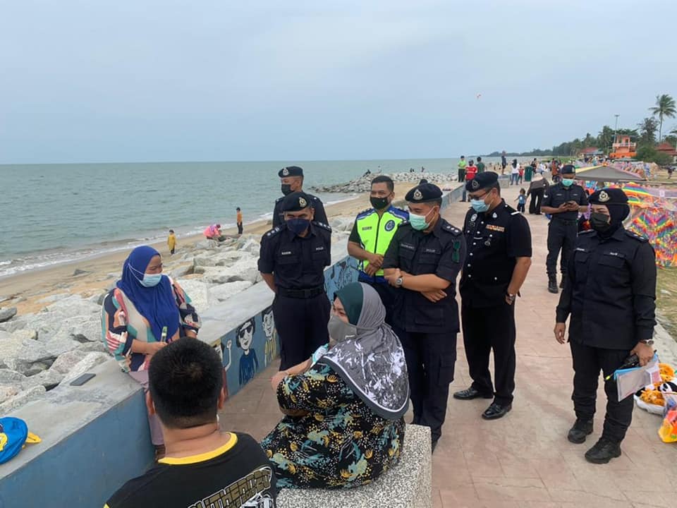 东：哥打峇鲁警方到月光海滩执法，以确保游客和小贩遵守防疫标准作业程序，结果，3名小贩被罚款，50人被警告。
