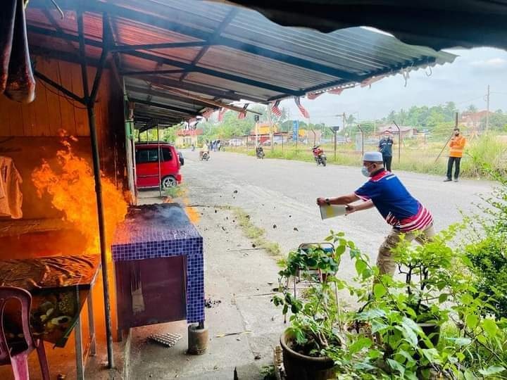 东：小贩档失火，丹州华卡峇鲁区州议员罗斯里阿都拉第一时间参与灭火行动。