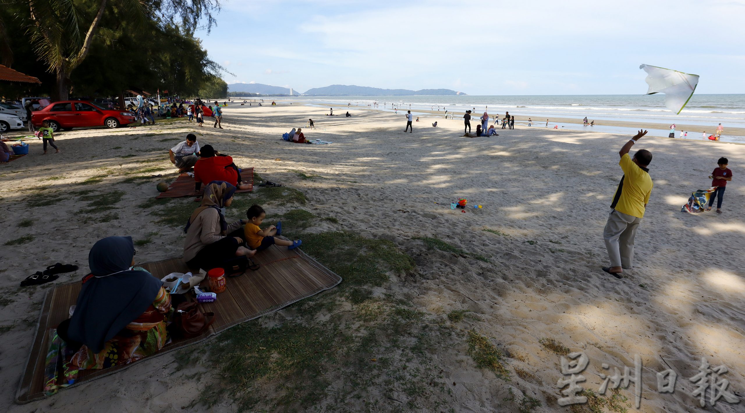 东：彭亨疫情回稳，海滩恢复人潮。