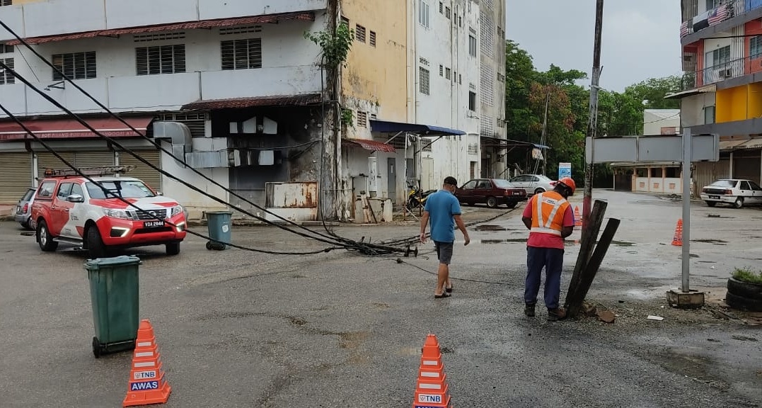 东：文德甲巴刹叶李路的电灯柱昨午被车辆撞倒电缆拉扯下来，国能已经重新把灯柱建立修复。
