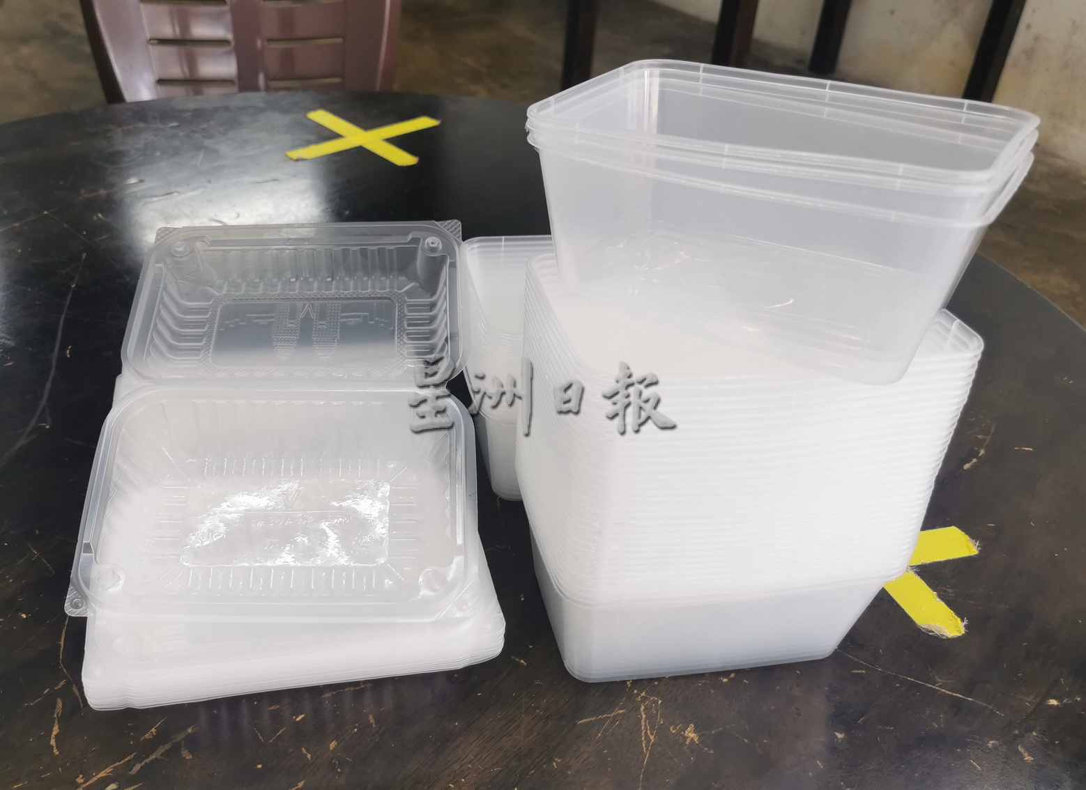 东：淡属咖啡商公会响应环保及配合政府禁用保丽龙饭盒措施，派发环保塑料饭盒于会员。