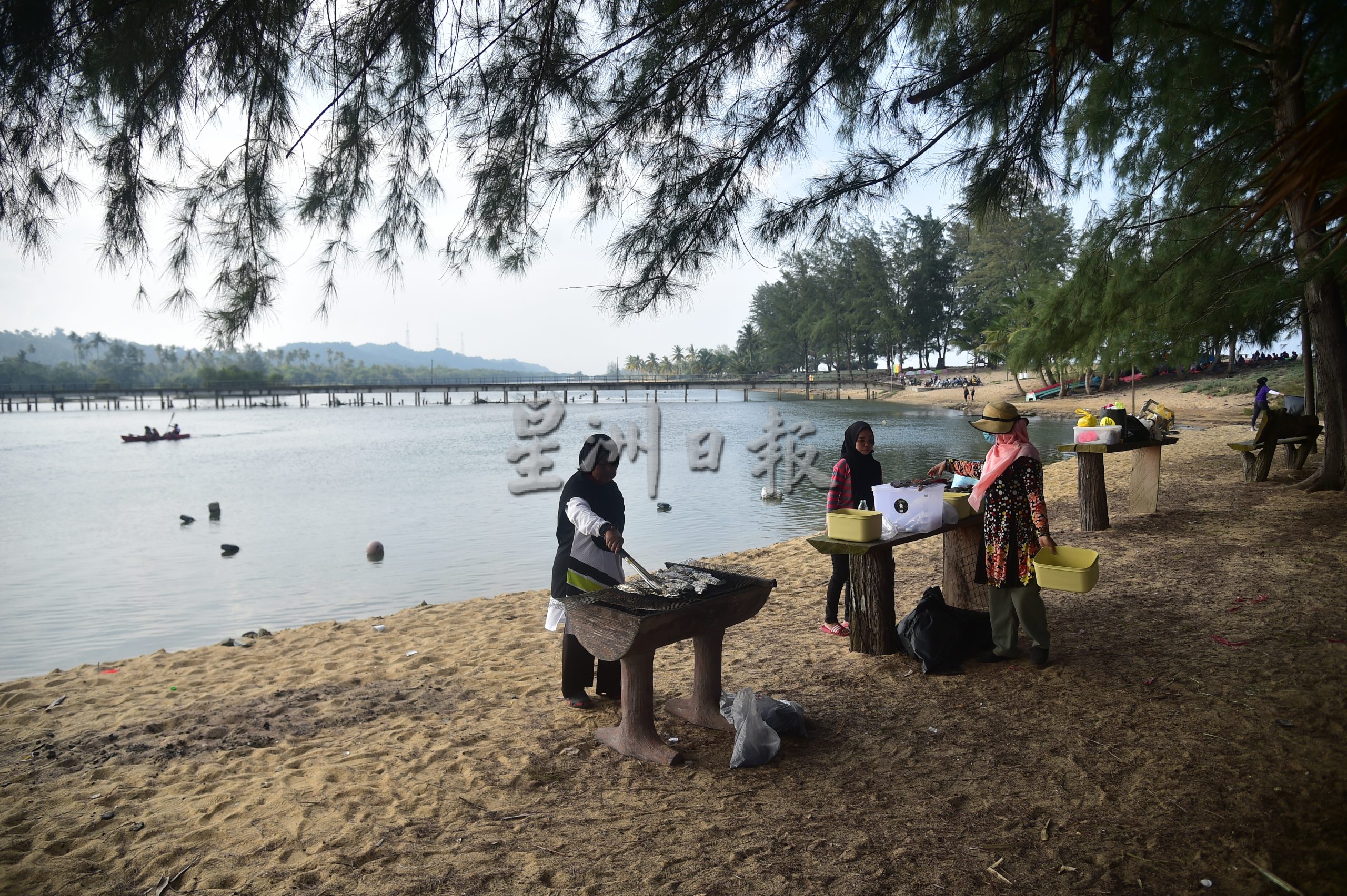 东：登州政府宣布位于墨江的“听风海滩”（Pantai Angin Berbisik）为州内最新的社区旅游景点，适合一家大小进行休闲观光活动。
