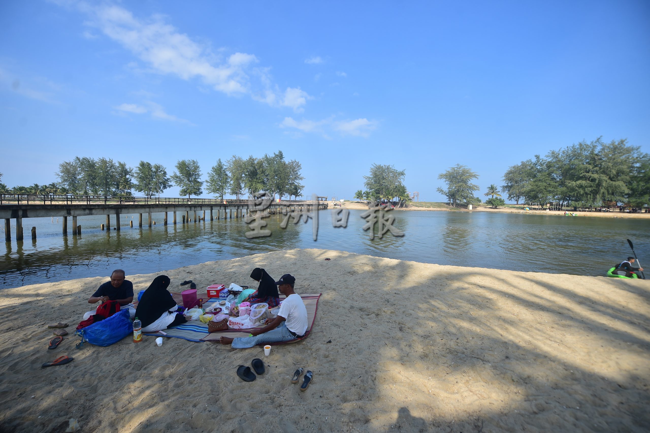 东：登州政府宣布位于墨江的“听风海滩”（Pantai Angin Berbisik）为州内最新的社区旅游景点，适合一家大小进行休闲观光活动。