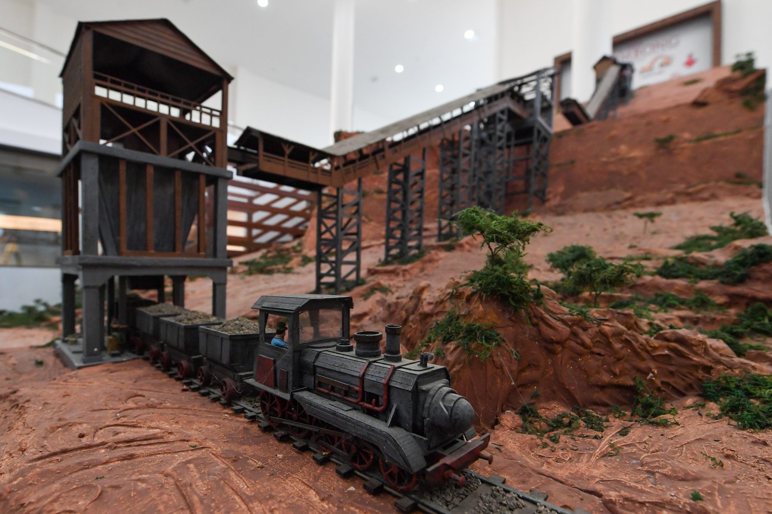 东：筹备近5年的龙运铁山博物馆终于落成并对外开放，让社会了解铁山当年开采铁矿的历史事迹