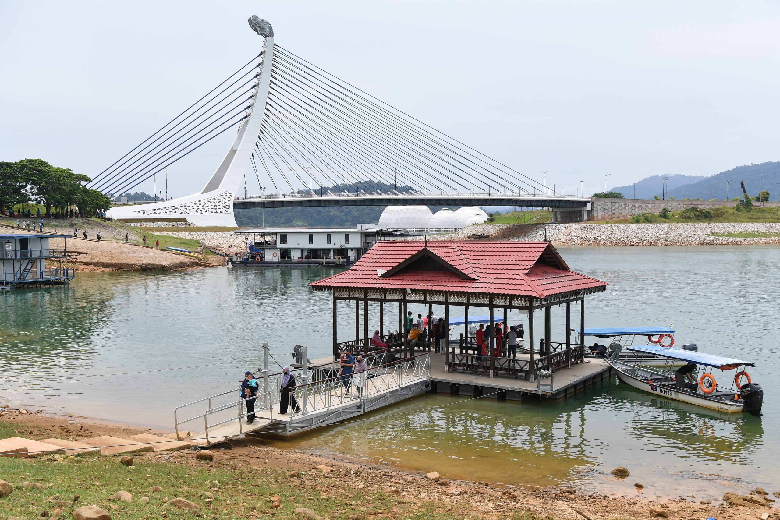 东：肯逸湖游客大增