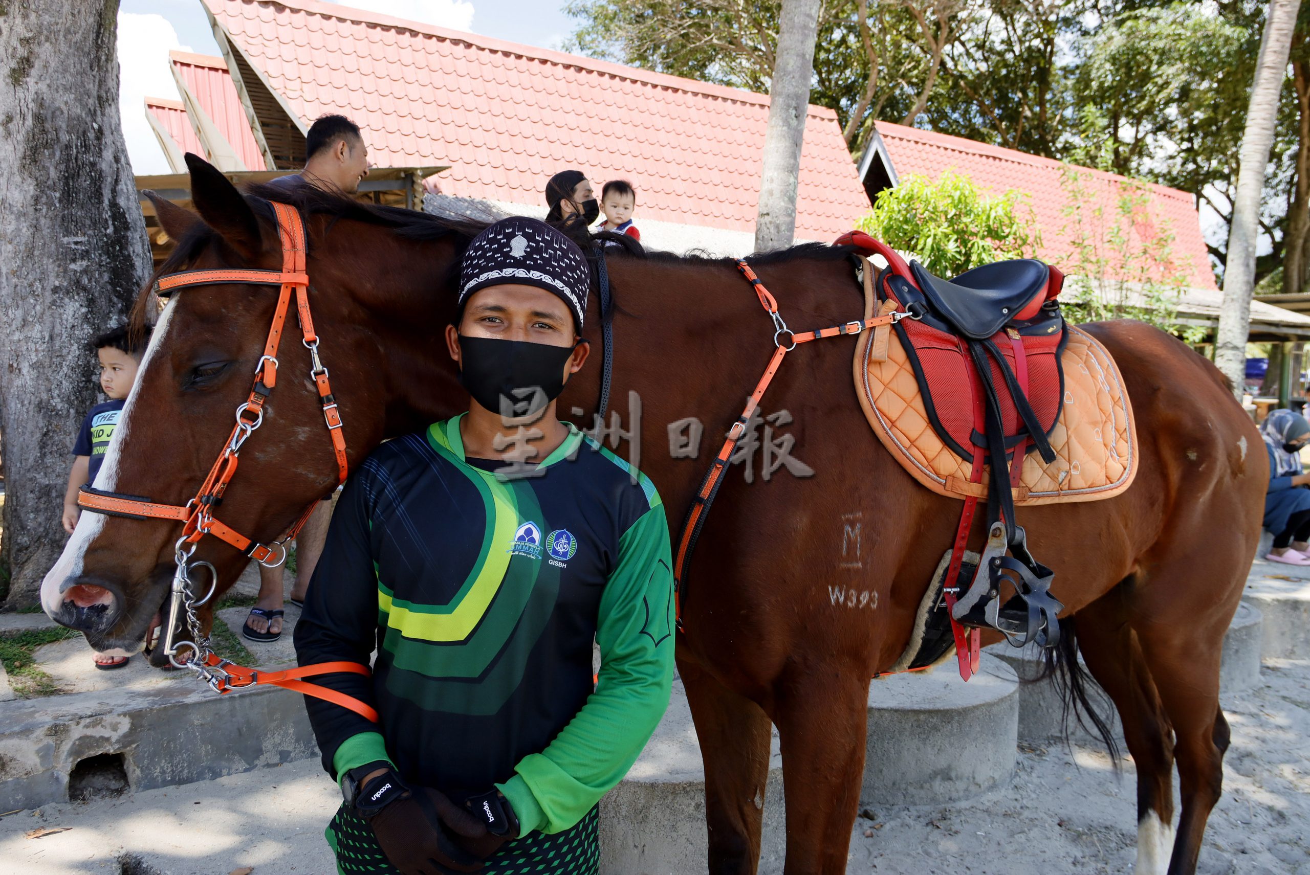 东：骑马、乘沙滩车，关丹黑沙滩观光增添吸引力。