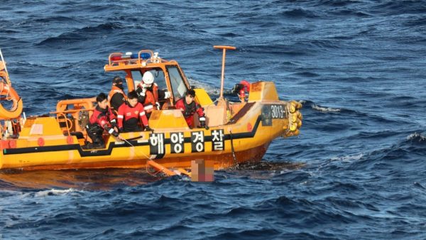 中国渔船在韩国海域沉没 12人获救3人失踪