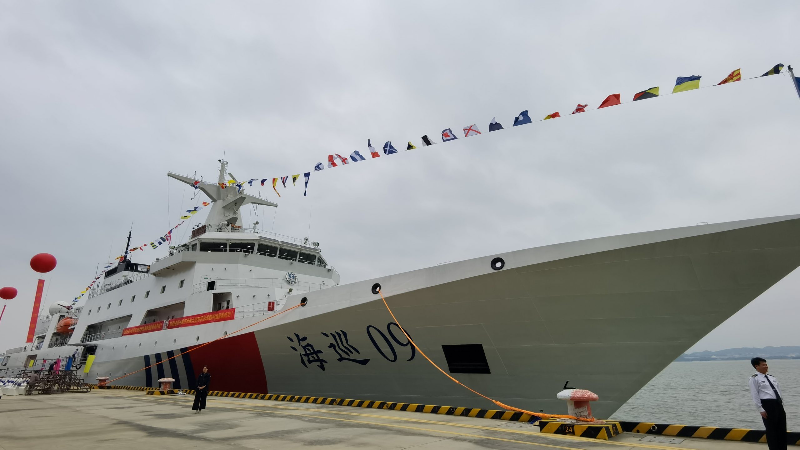 中国首艘万吨级海事巡逻船广州列编