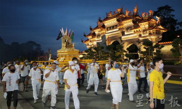 庇朥西天宫新常态游行，抬轿围绕西天宫一圈巡视“九五之尊”天坛建筑工地。