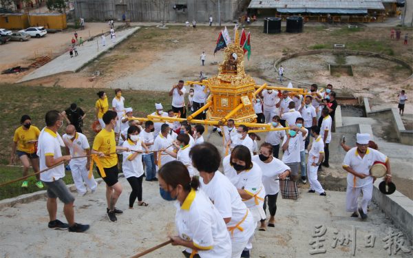 庇朥西天宫新常态游行，抬轿围绕西天宫一圈巡视“九五之尊”天坛建筑工地。