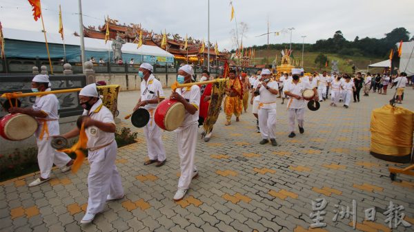 庇朥西天宫新常态游行，抬轿围绕西天宫一圈巡视“九五之尊”天坛建筑工地。