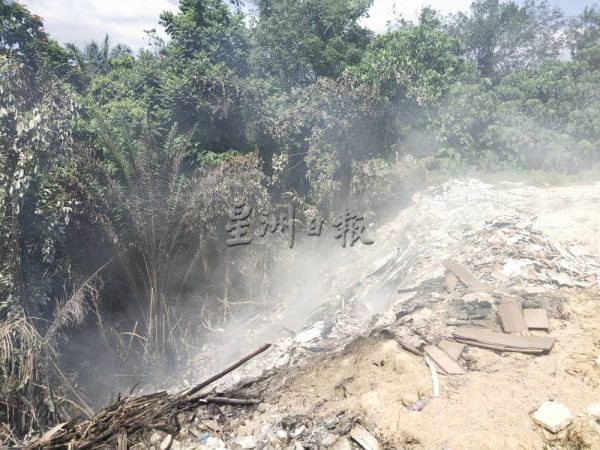 供fb：嘉乐珍珠园山坡空地露天焚烧建筑材料，居民饱受困扰