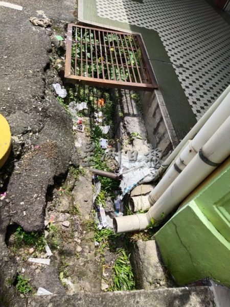 供fb：清洁工人鲜少清理，拿督班达东加路街道及沟渠卫生堪忧
