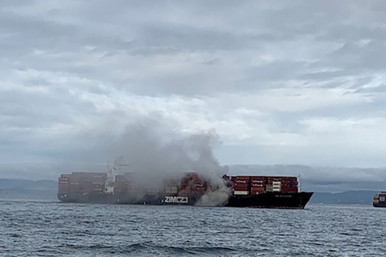 加拿大／携逾52吨化学物质 外海货柜船起火释毒气