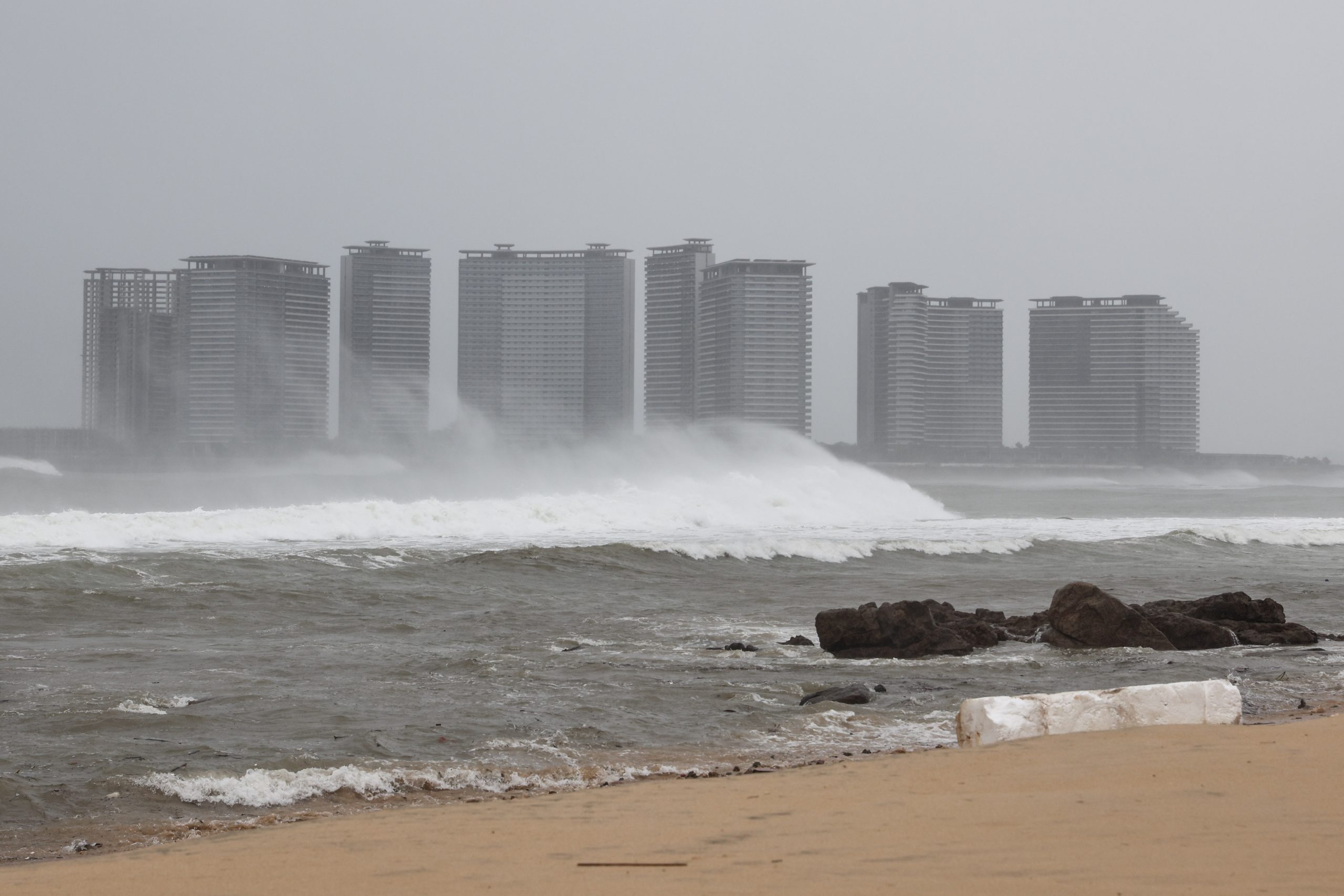 台风“圆规”速度持续加强 登陆最大风力料达13级