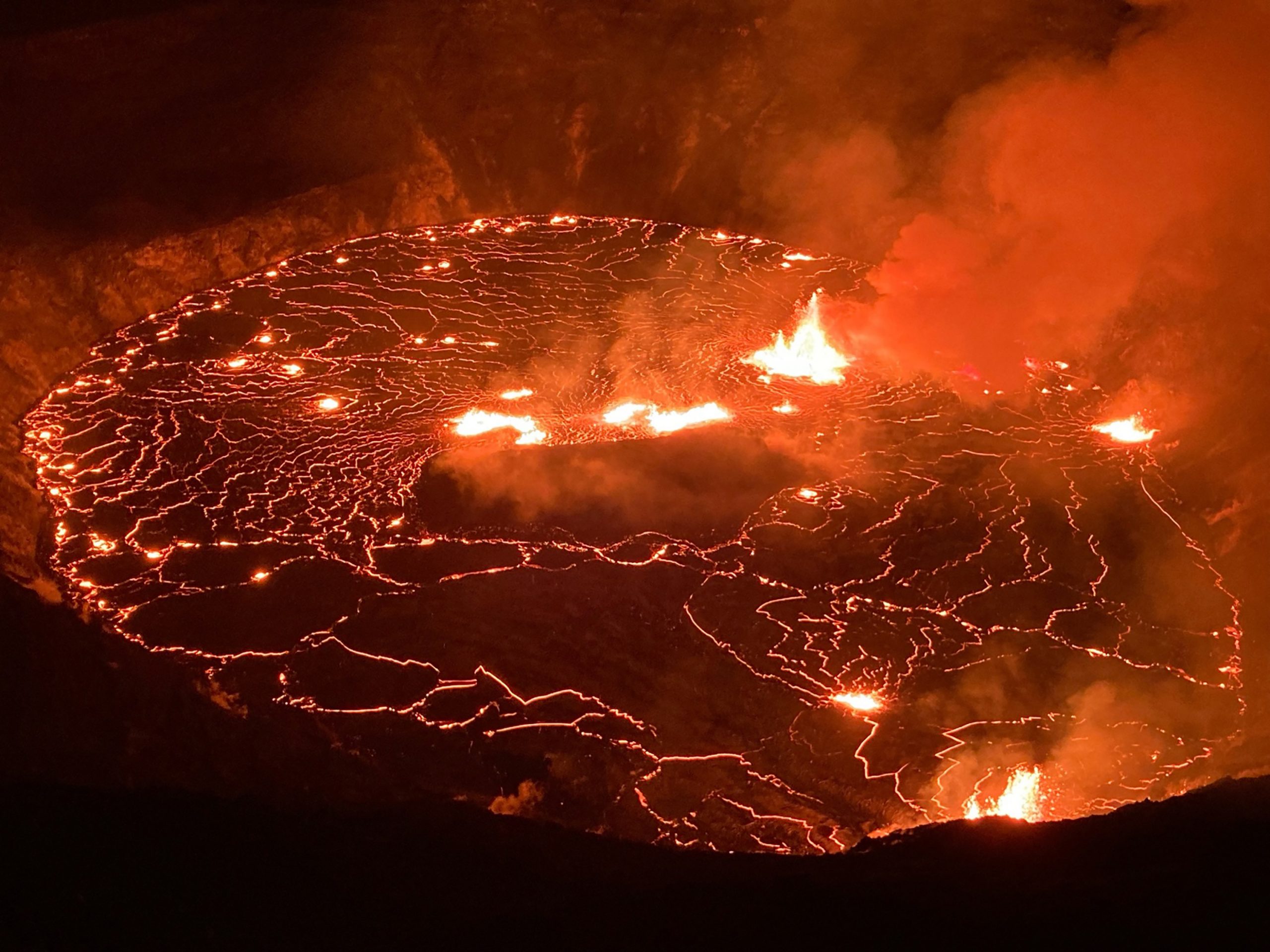 夏威夷／基拉韦厄火山喷发 裂口形成熔岩湖