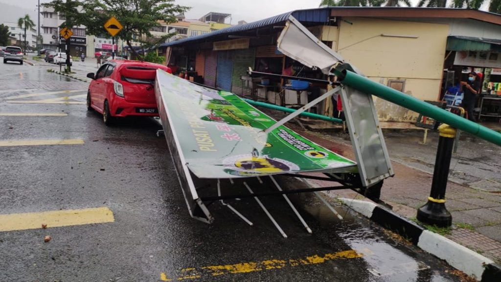 太平︱小贩中心招牌被风雨袭倒 砸中轿车后部