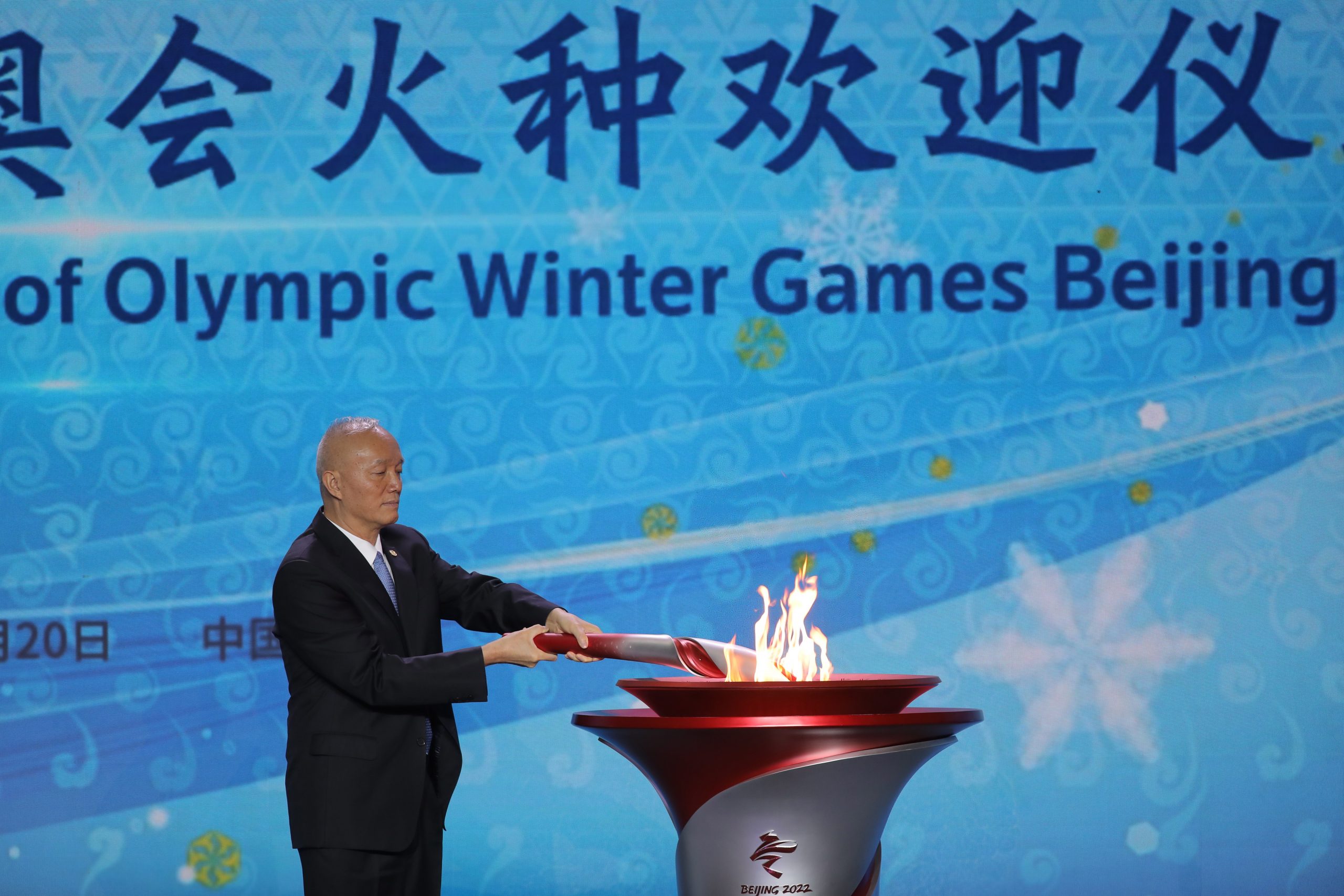 奥运之火中华大地再度燃烧  北京冬奥火炬点燃了！