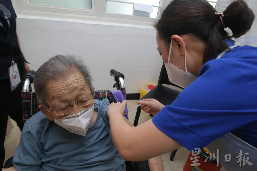 家人鼓励下再接种 101岁长者接受加强针