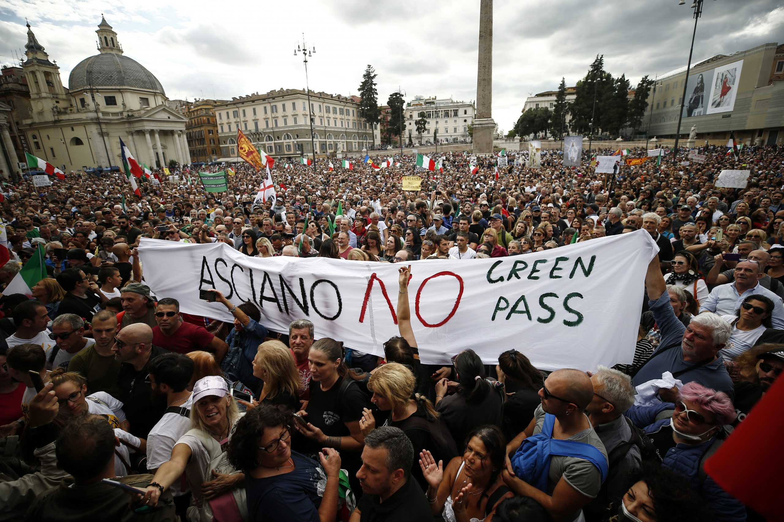 意大利／罗马万人示威　抗议强制雇员出示“绿色通行证”