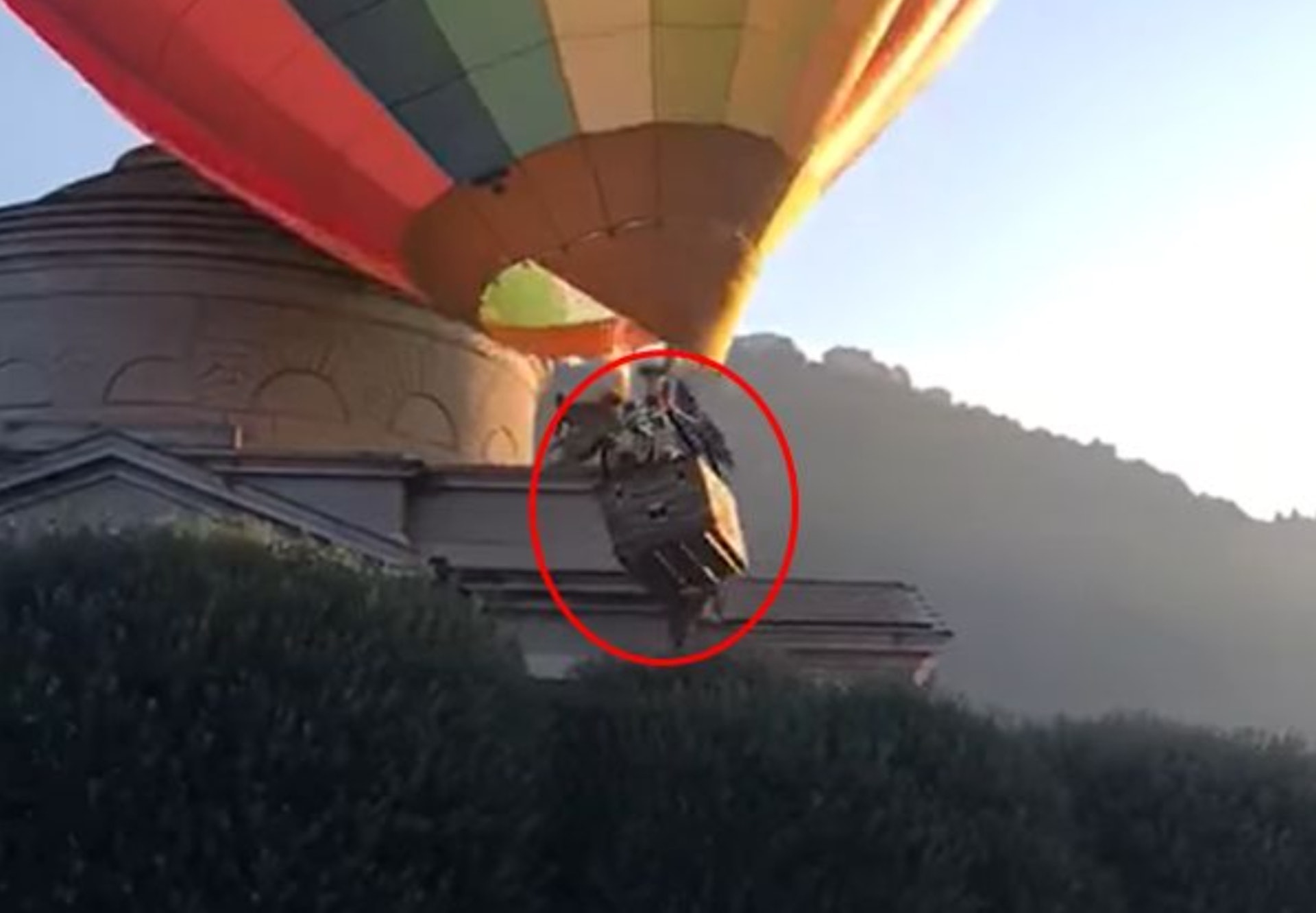 拚图)意大利热气球惊险意外　目击者拍下「猛撞历史博物馆」瞬间