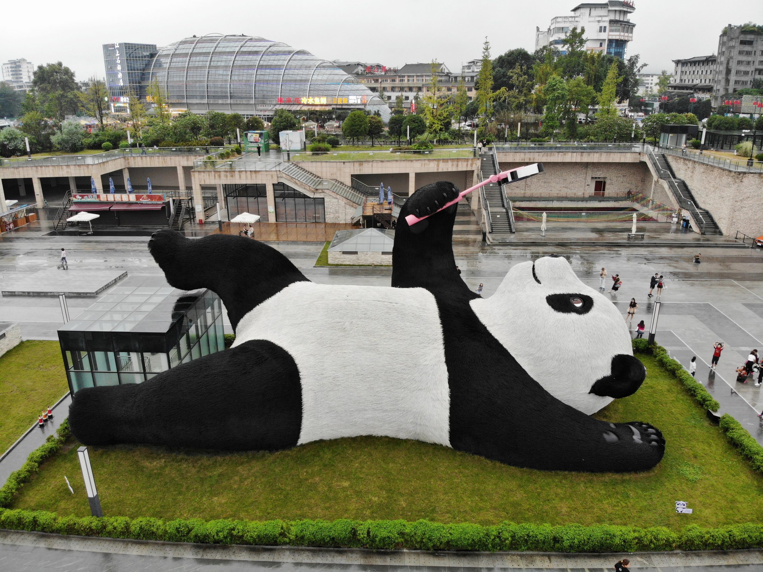 拼盘／四川都江堰巨型“大熊猫”国庆长假迎客来