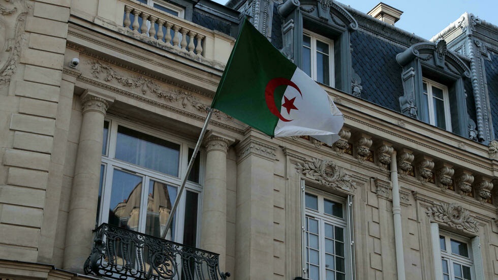 指责马克龙干涉内政 阿尔及利亚召回驻法大使