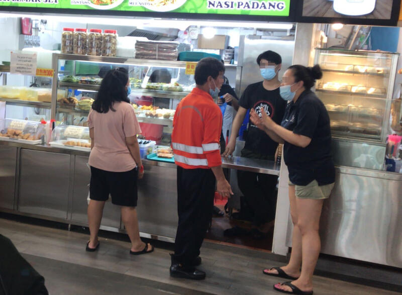 新加坡|摊贩查堂食接种证明　遭食客刁难爆粗怒骂