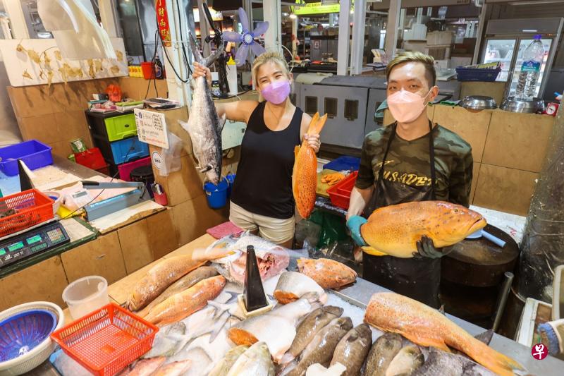 新加坡艺术学院毕业 28岁女与男友巴刹卖鱼