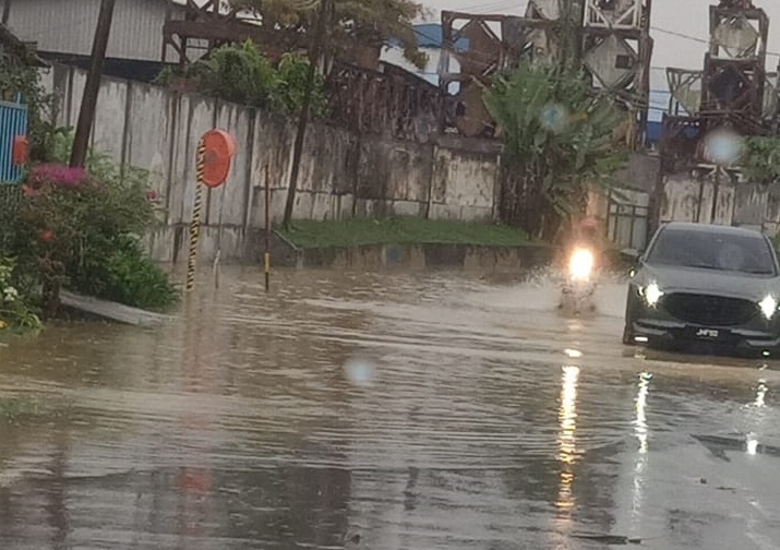 柔：新闻：半小时大雨古来新港新村路口再闪电水患，水深达1尺